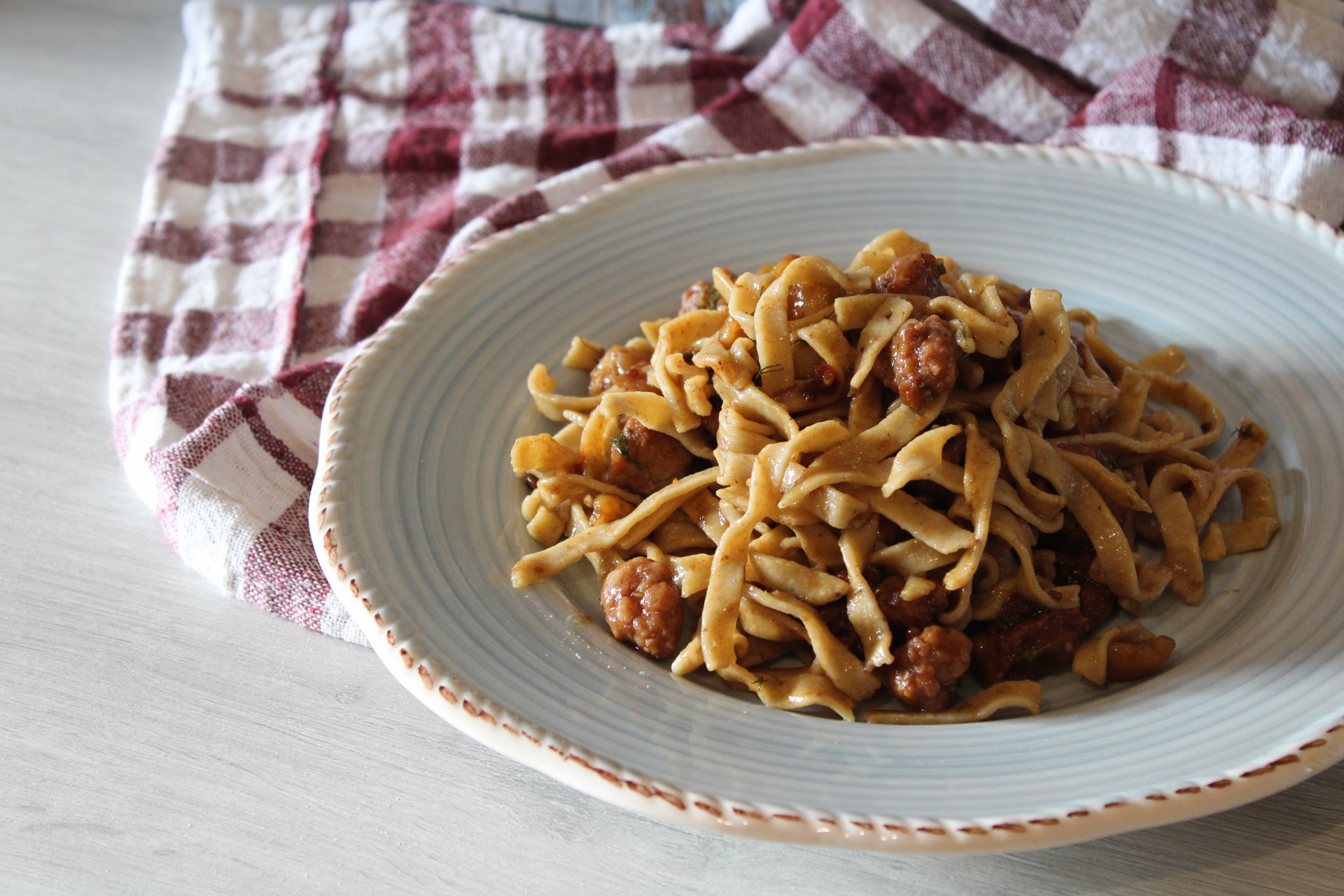 Tagliatelle de castanha com linguiça e erva-doce.