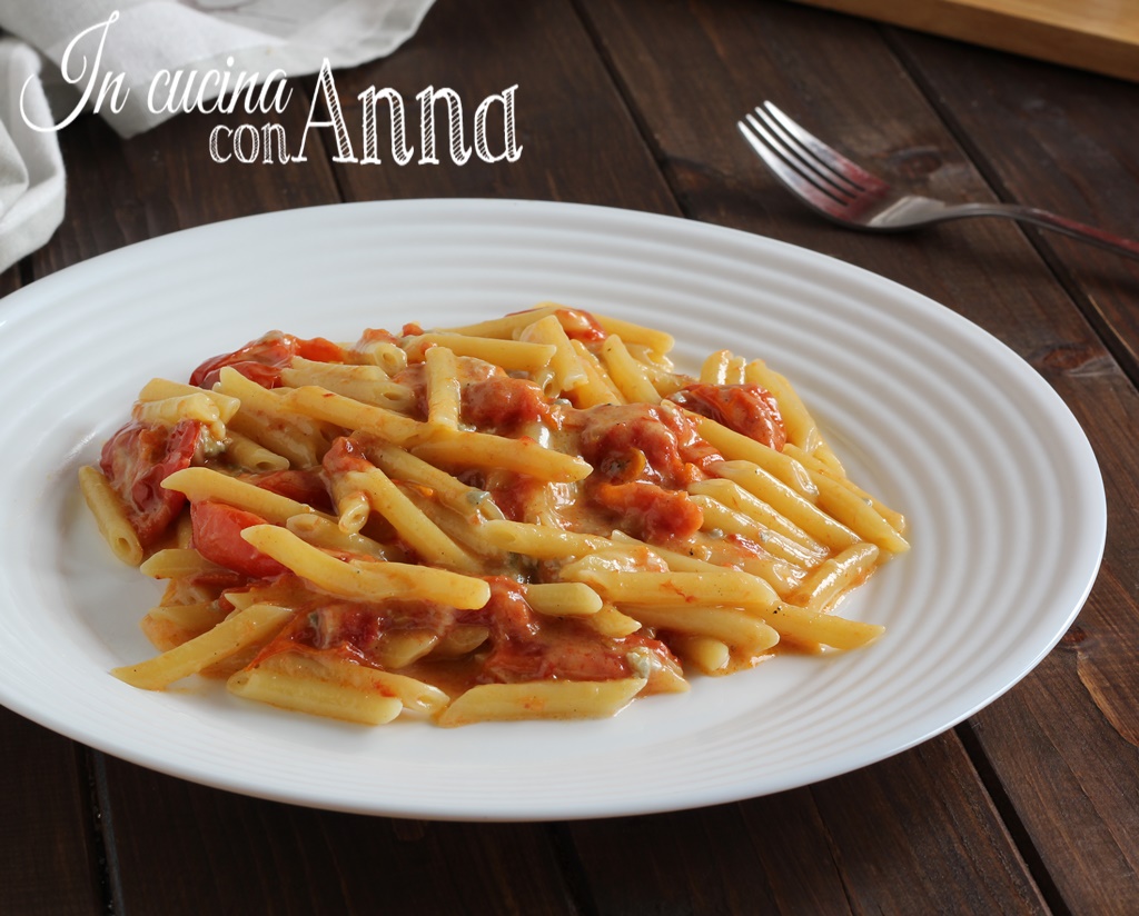 Pennette com tomate e gorgonzola
