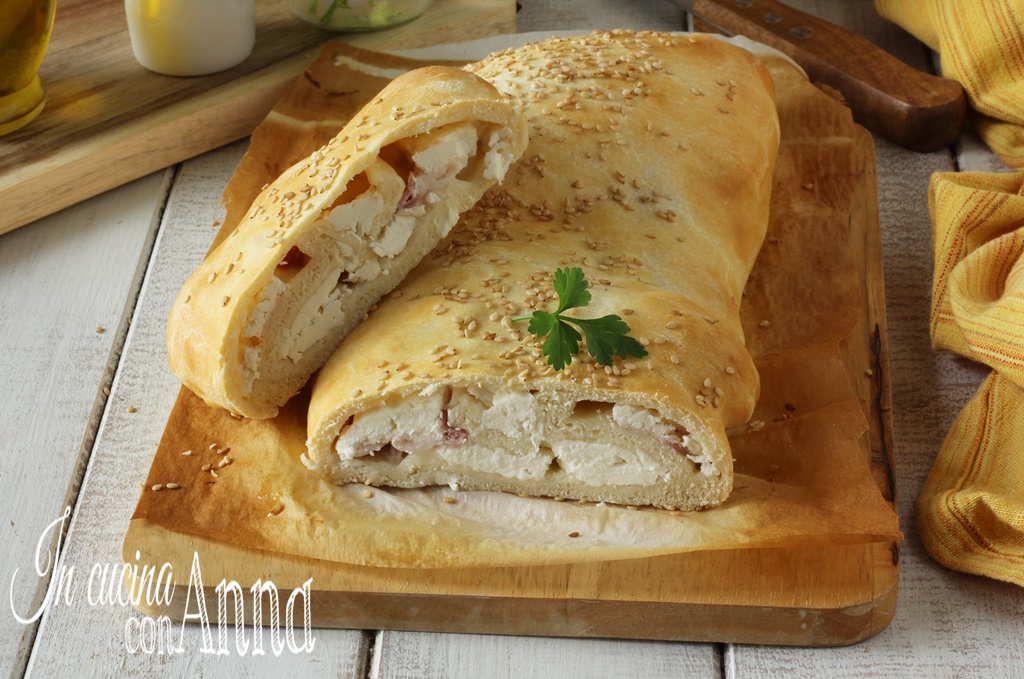 Strudel salgado com queijo e bacon