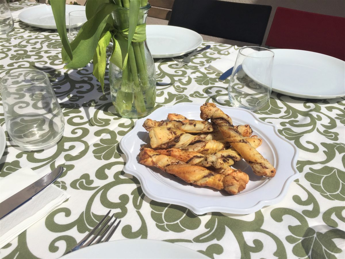 Torcidinhos de massa folhada com patê de azeitonas