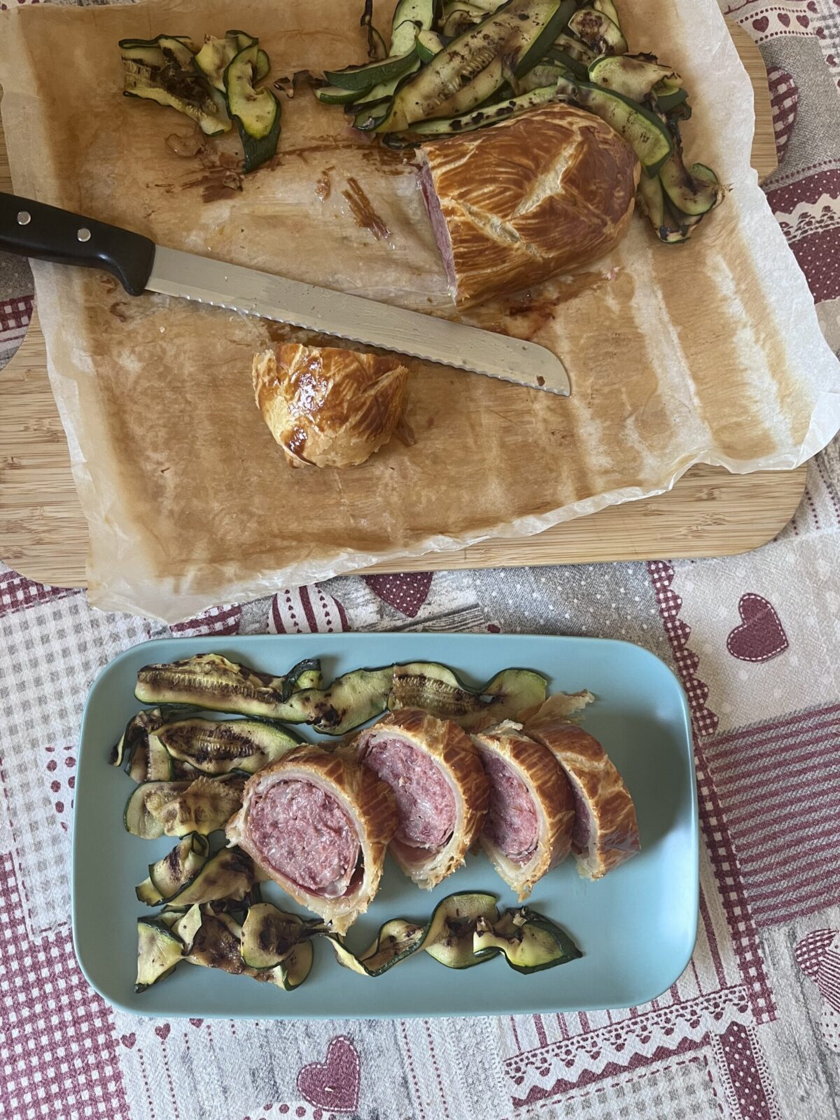 Cotechino em crosta com speck e abobrinhas.