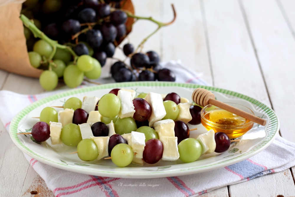 Espetinhos de uva, brie e mel