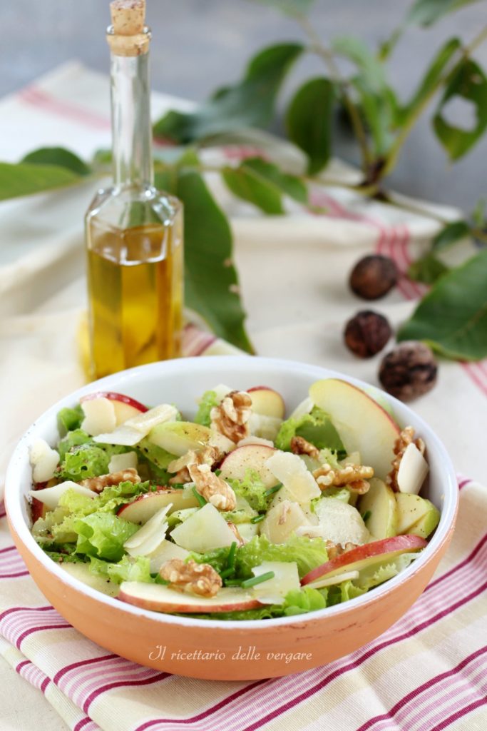 Salada com maçãs, nozes e queijo
