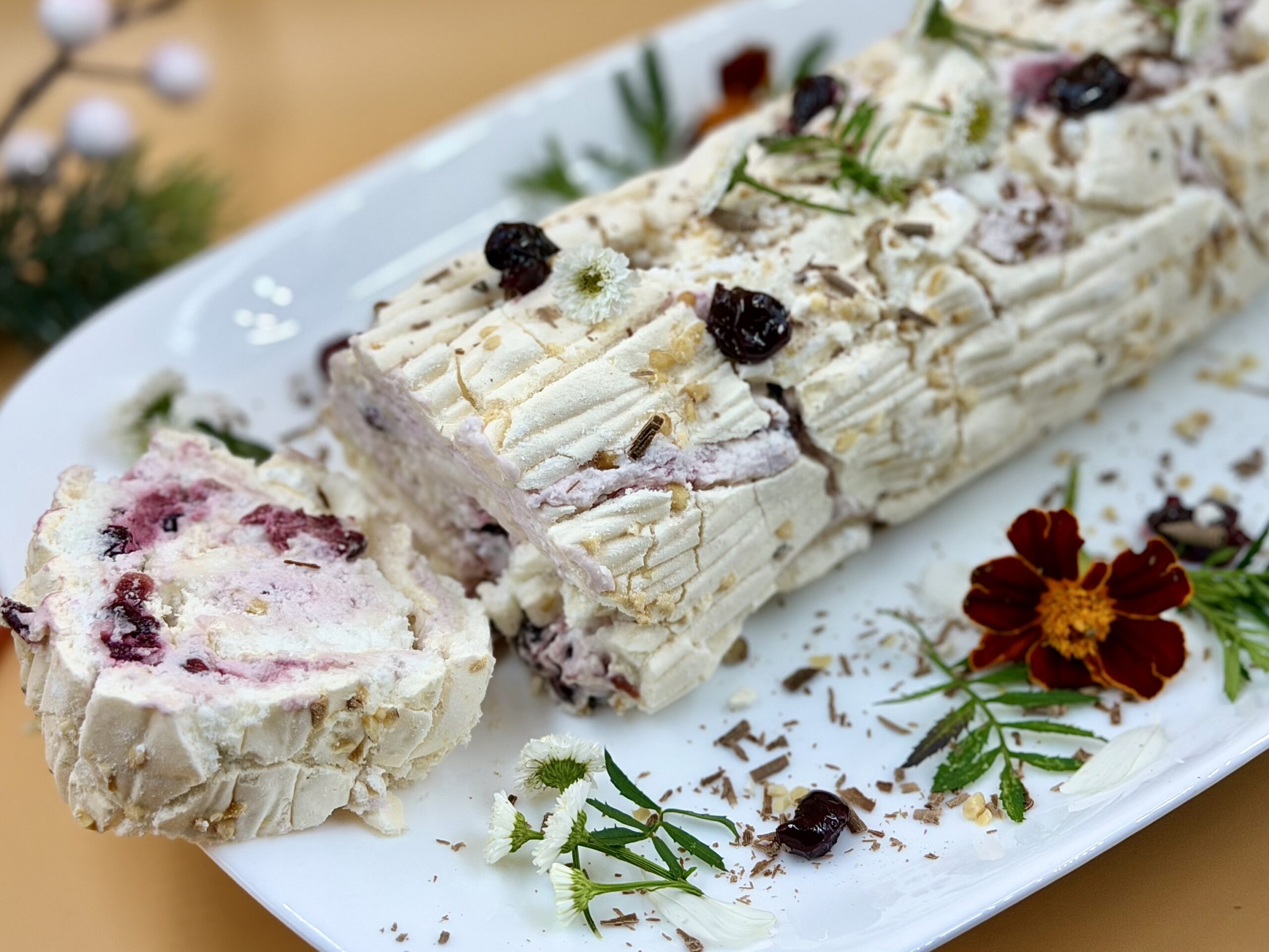 Rocambole Pavlova de Natal: merengue macio com creme e cerejas