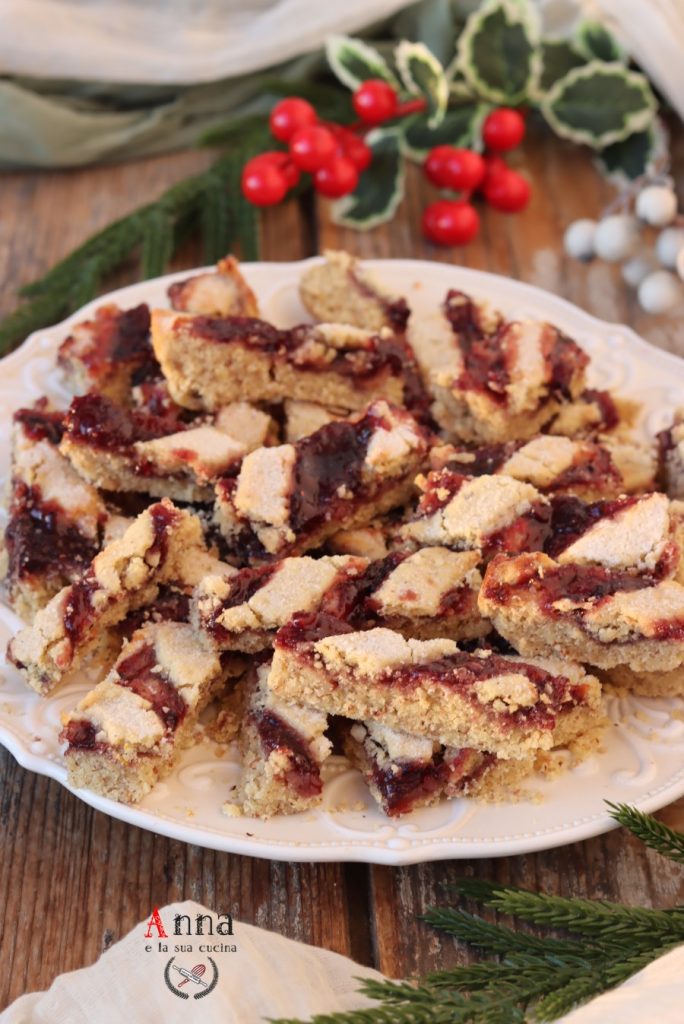Biscoitos de torta com massa de amêndoas, avelãs e geleia