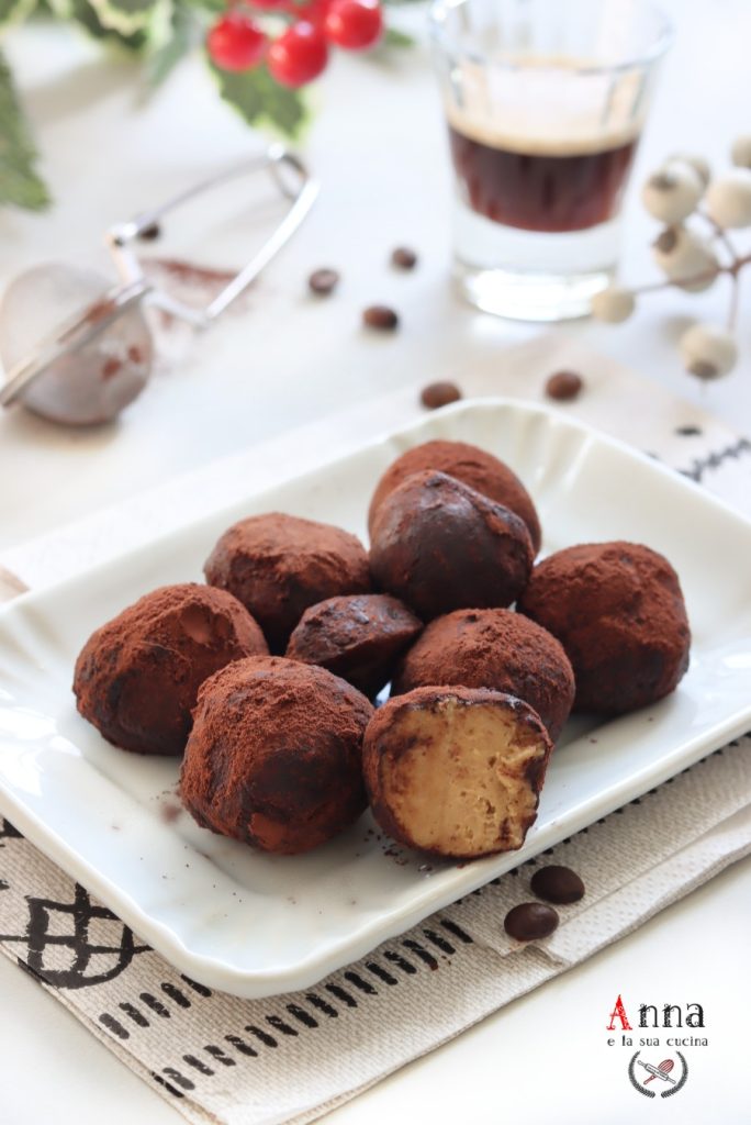 Trufas de café com biscoitos champagne e mascarpone