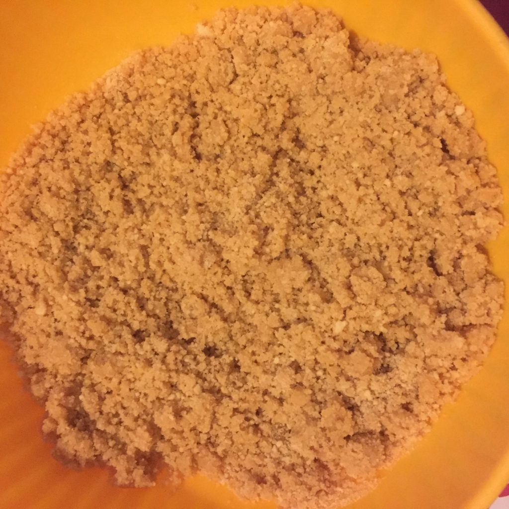 sbriciolona com creme de banana e gotas de chocolate