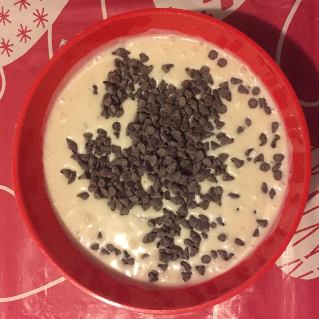 sbriciolona com creme de banana e gotas de chocolate