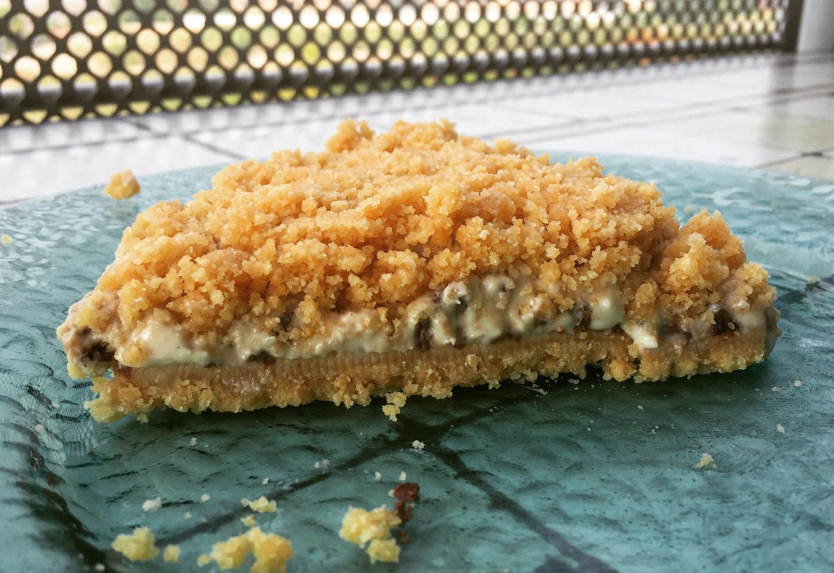 Sbriciolona com creme de banana e gotas de chocolate