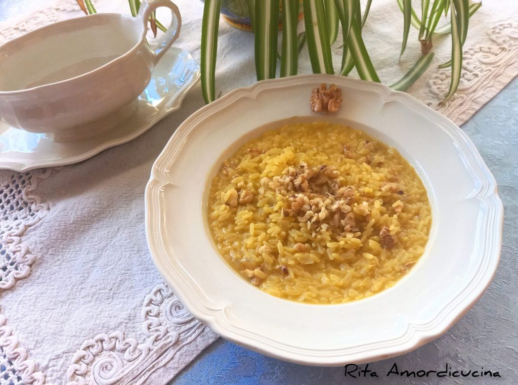 Risoto de açafrão e nozes picadas