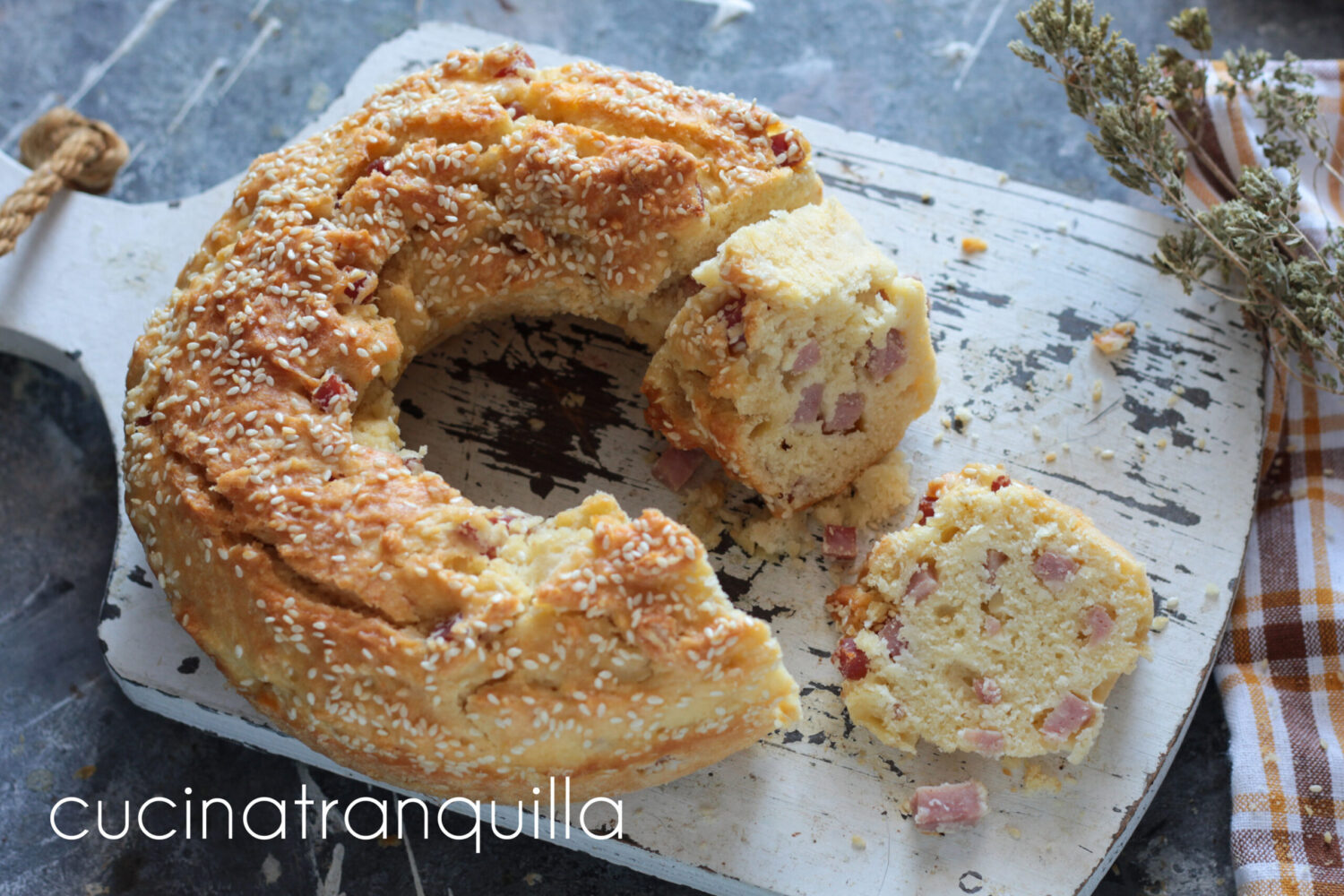 Bolo salgado rústico com presunto e parmesão