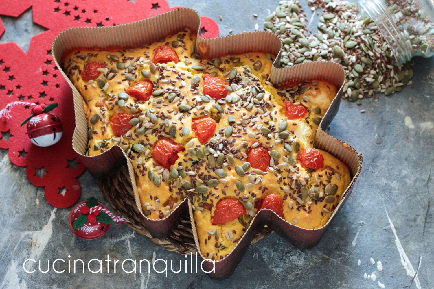 Árvore de Natal salgada com açafrão, azeitonas e tomatinhos