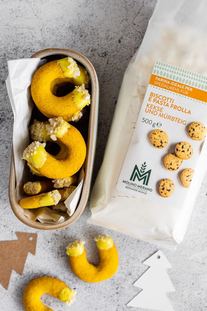 Kipferl com cúrcuma e laranja