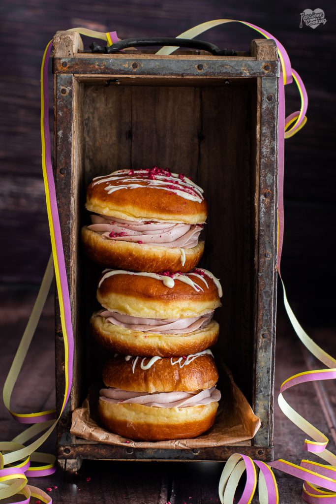 Krapfen com creme de manteiga e geleia