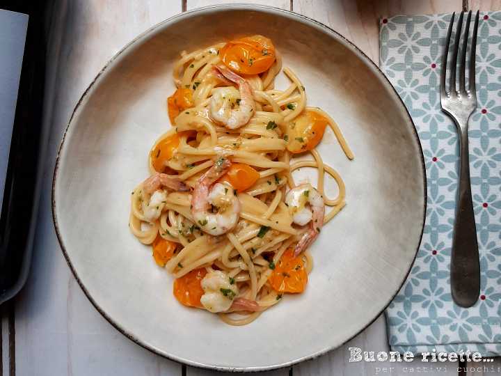 Macarrão com camarão e tomatinhos
