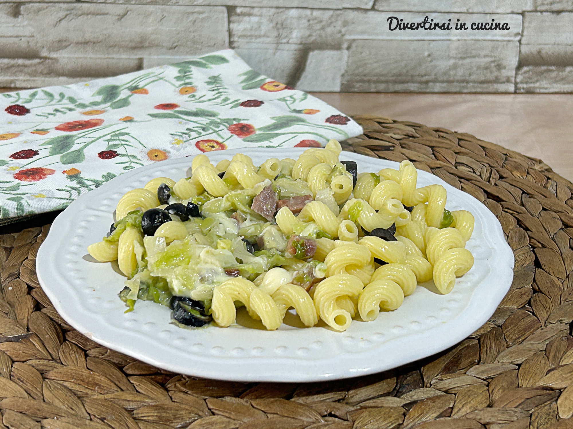 Macarrão cremoso com couve