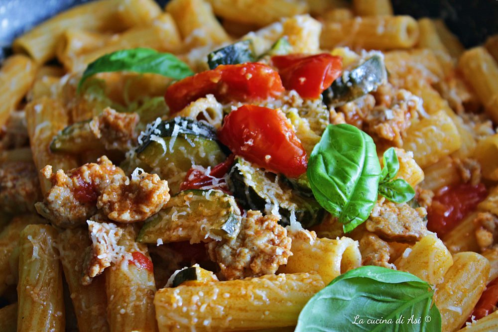 Macarrão temperado com linguiça, abobrinha e tomates