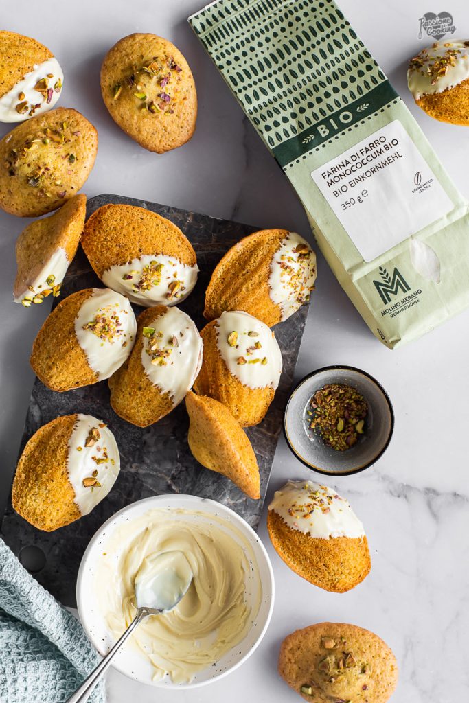 Madeleines de pistache e chocolate branco