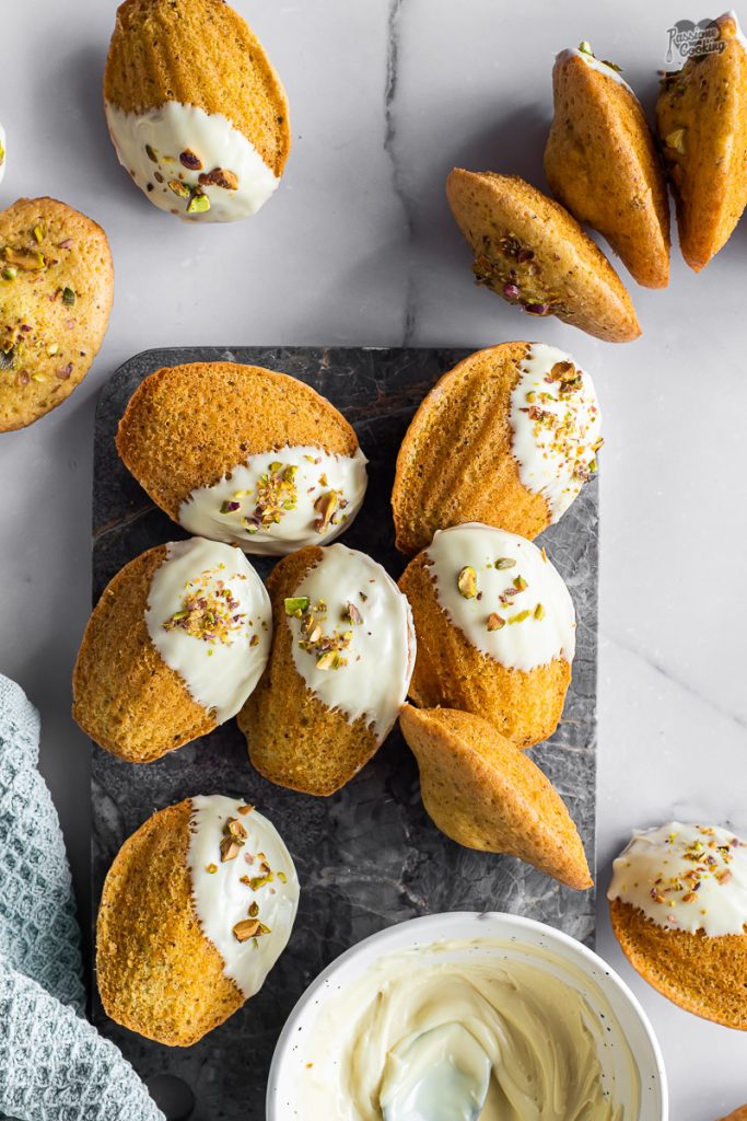 Madeleines de pistache e chocolate branco