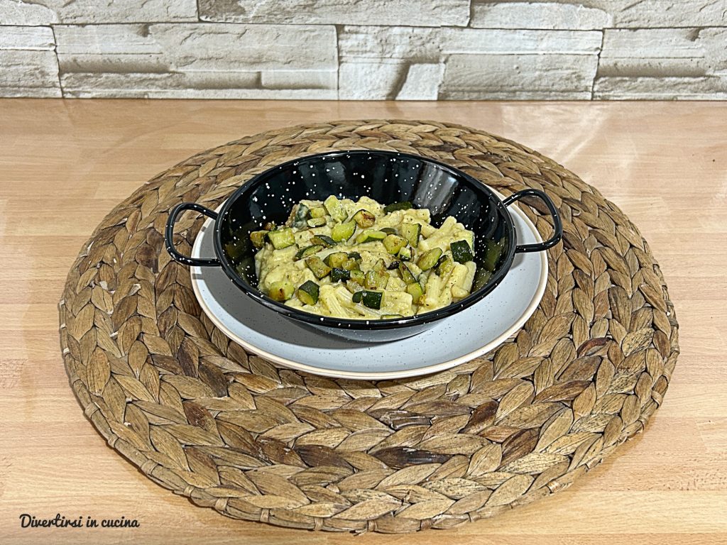 Massa com creme de grão-de-bico e abobrinha, decorada com cubos de abobrinha salteados e grãos-de-bico inteiros