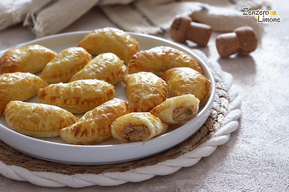 Mezzalunas de massa folhada com atum