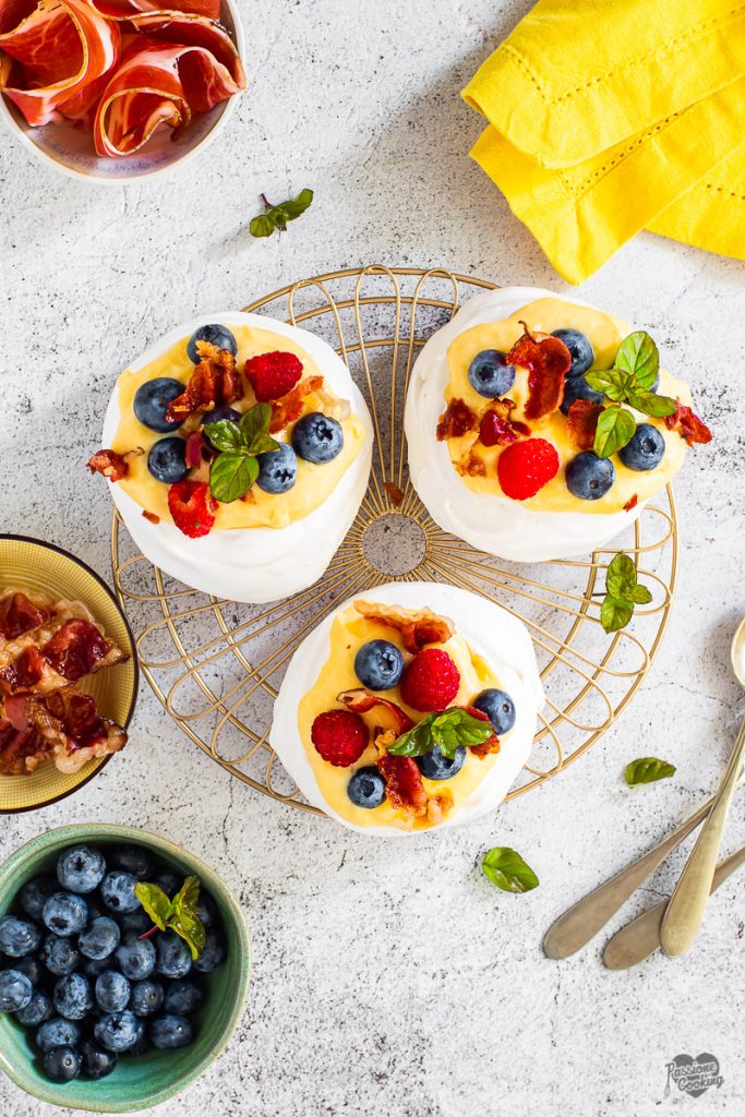 Mini pavlovas doces com Speck Alto Adige IGP