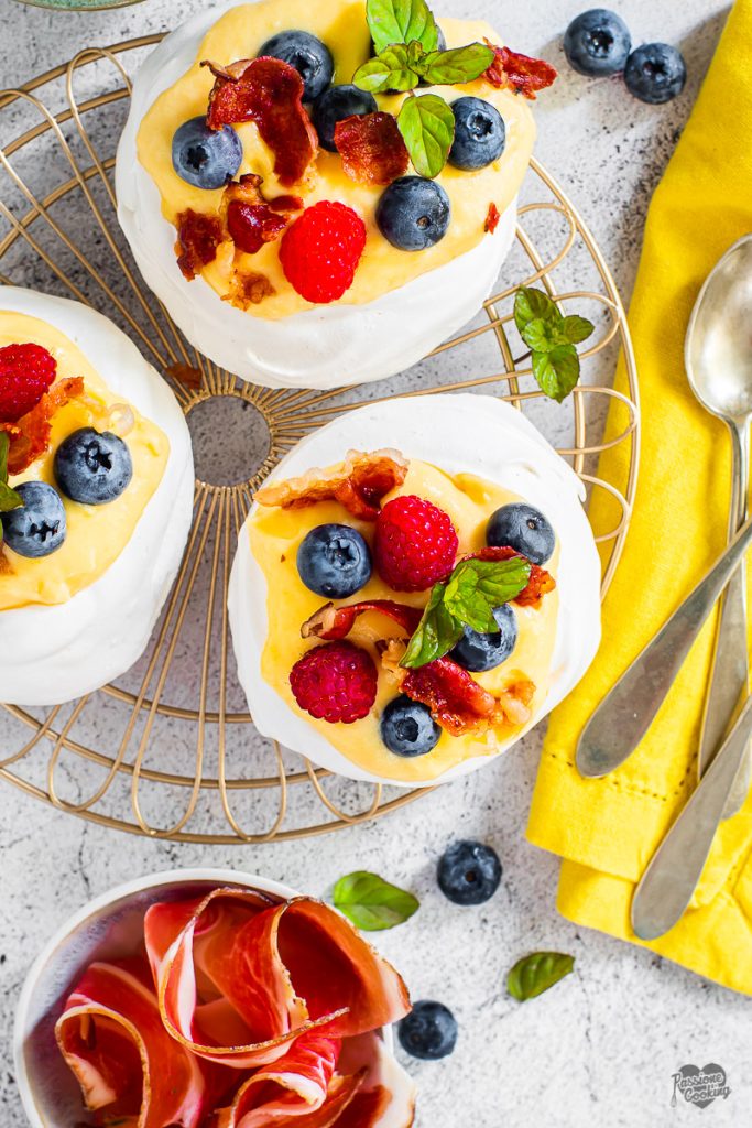 Mini pavlovas doces com Speck Alto Adige IGP