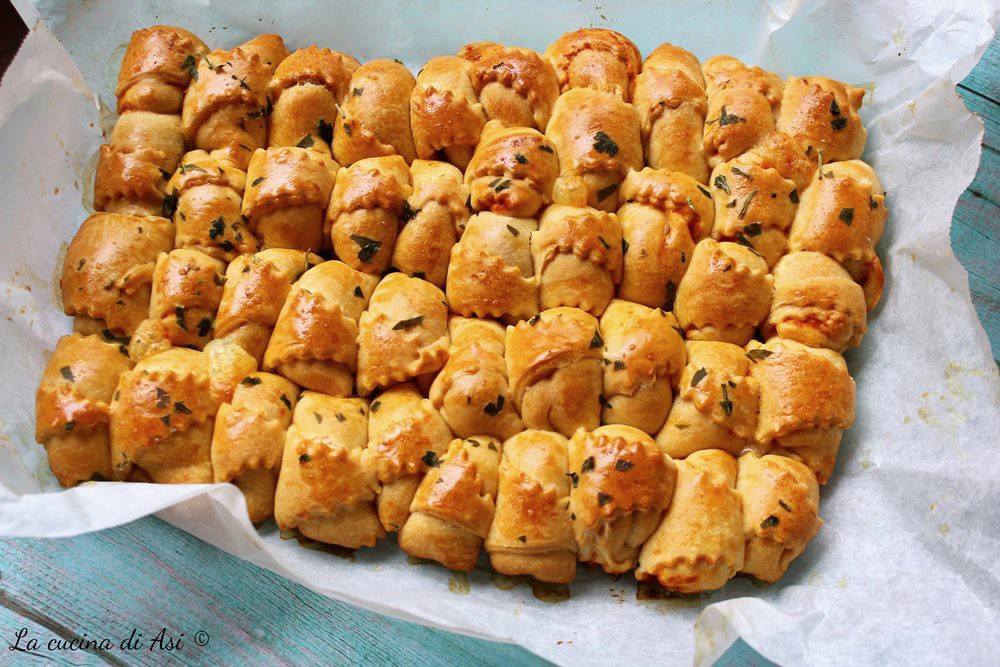 Mini croissant salgados recheados cozidos