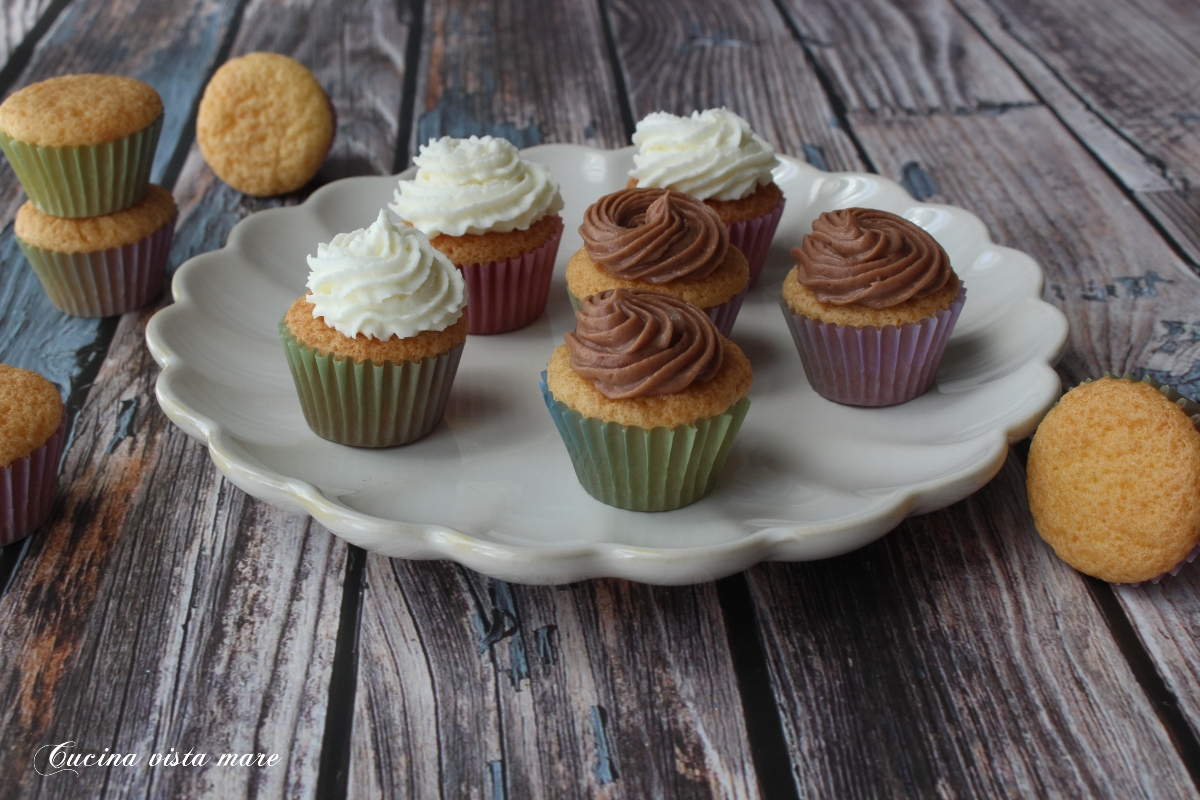 Mini cupcake de baunilha e chocolate