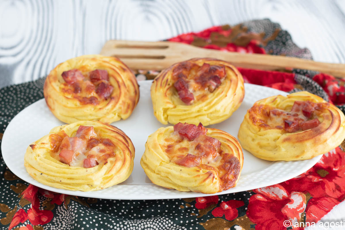 Ninhos de batata com mussarela e presunto