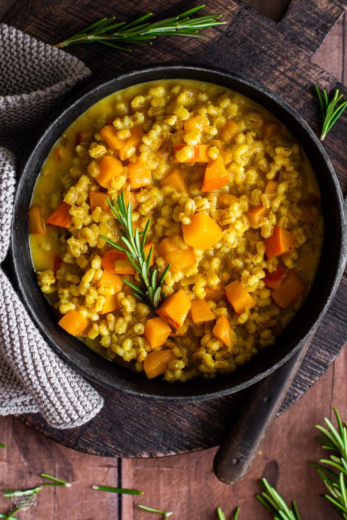Orzotto com abóbora, cúrcuma e alecrim