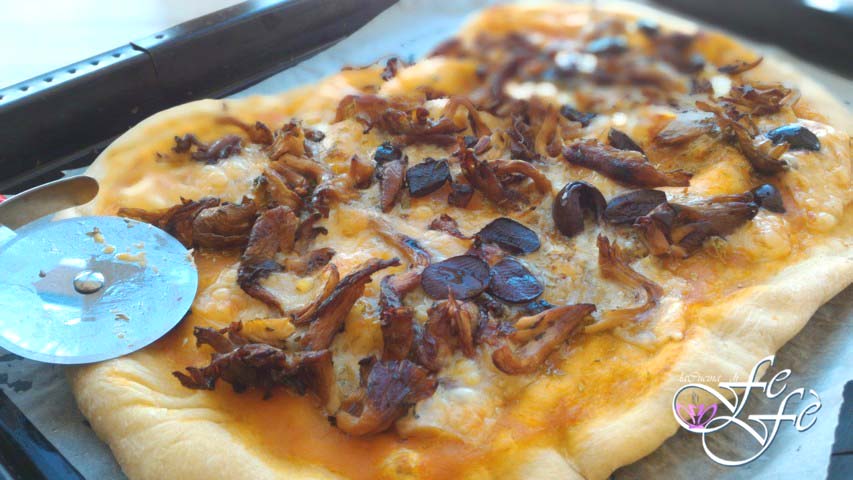 PIZZA COM MOLHO DE TOMATINHOS AMARELOS, COGUMELOS PLEUROTUS E AZEITONAS