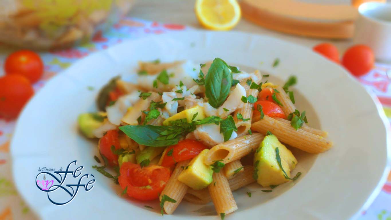 SALADA DE MACARRÃO INTEGRAL COM BACALHAU E ABACATE