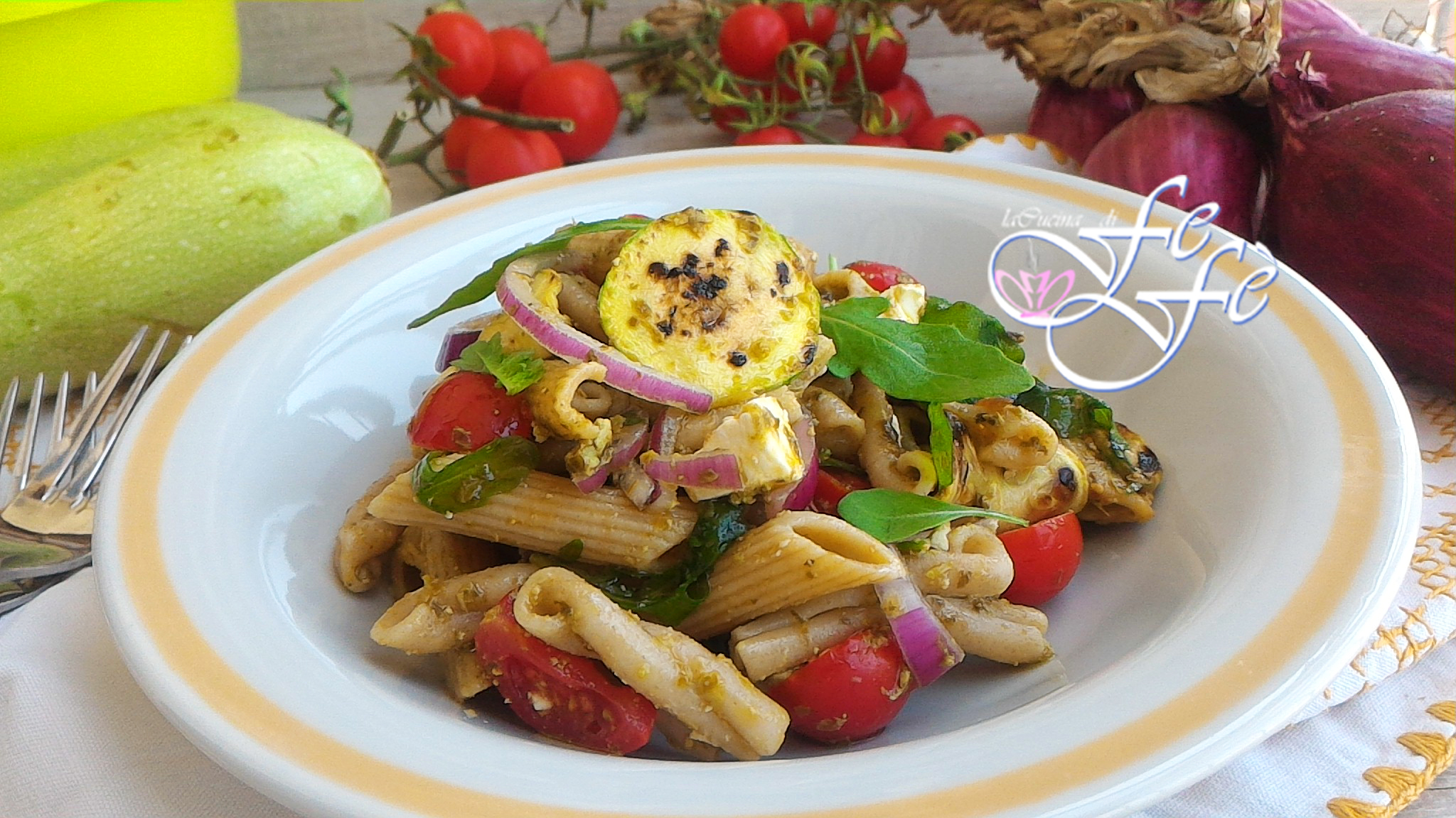 SALADA DE MACARRÃO INTEGRAL MISTO COM ABOBRINHAS E FETA