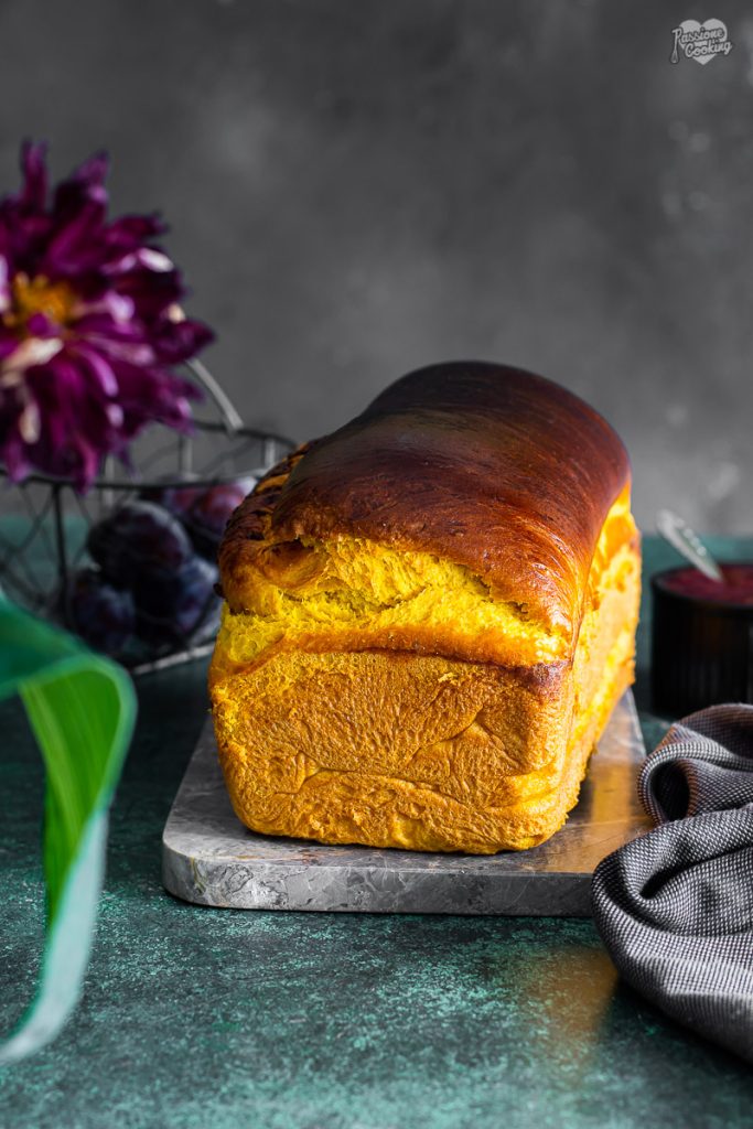 Pan brioche com cúrcuma e geleia de ameixa