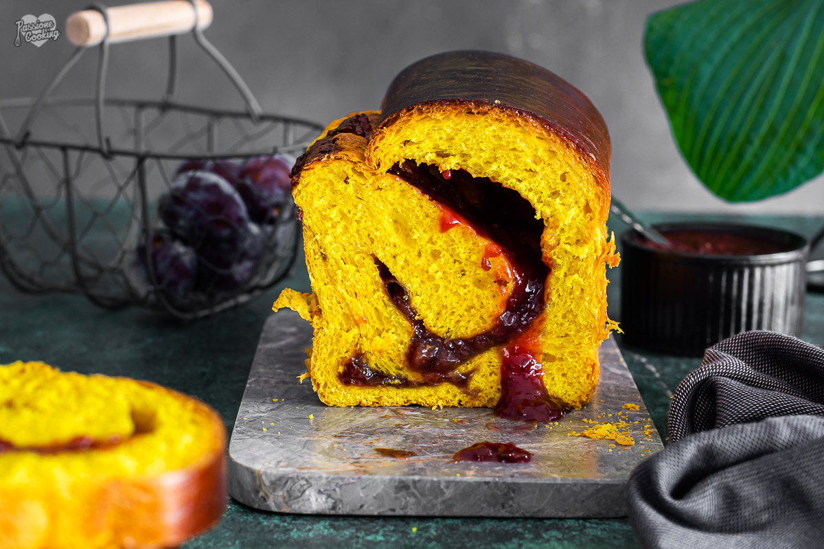 Pan brioche com cúrcuma e geleia de ameixa