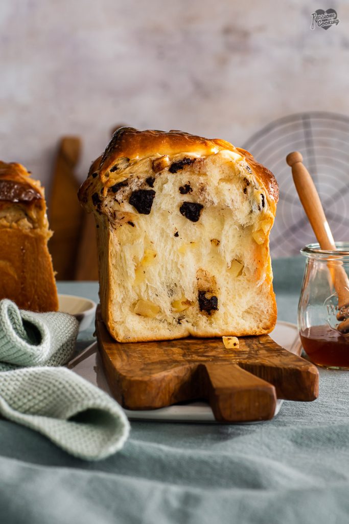 Pão brioche com maçãs e chocolate