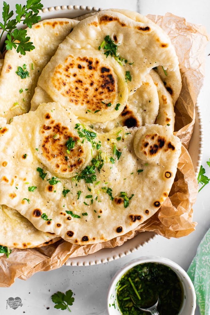 Pão naan na frigideira