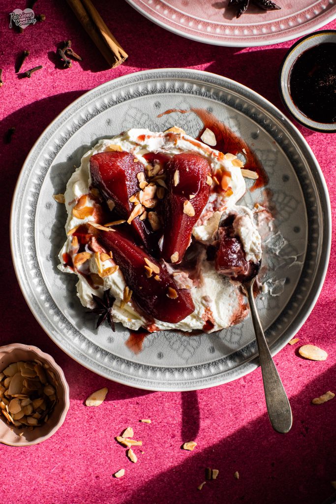 Peras ao vinho tinto com sobre creme de mascarpone
