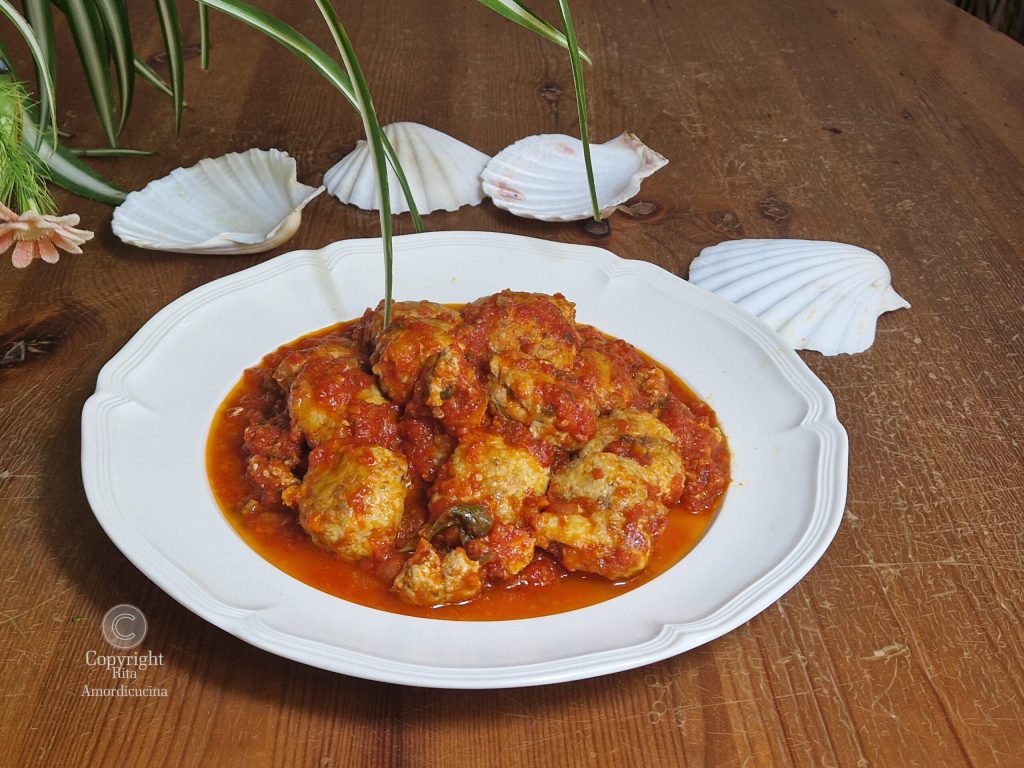 Almôndegas de peixe-espada ao ragu