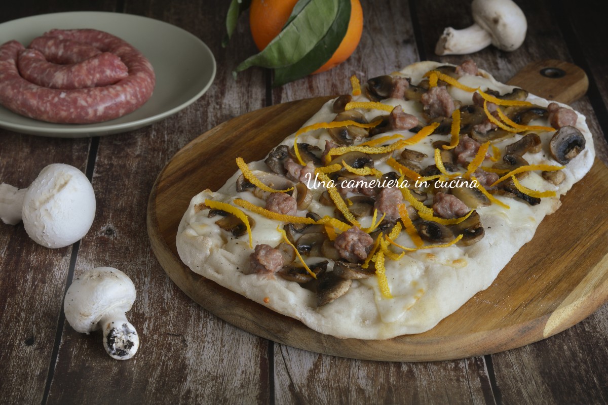 Pinsa com cogumelos pecorino linguiça e casca de laranja
