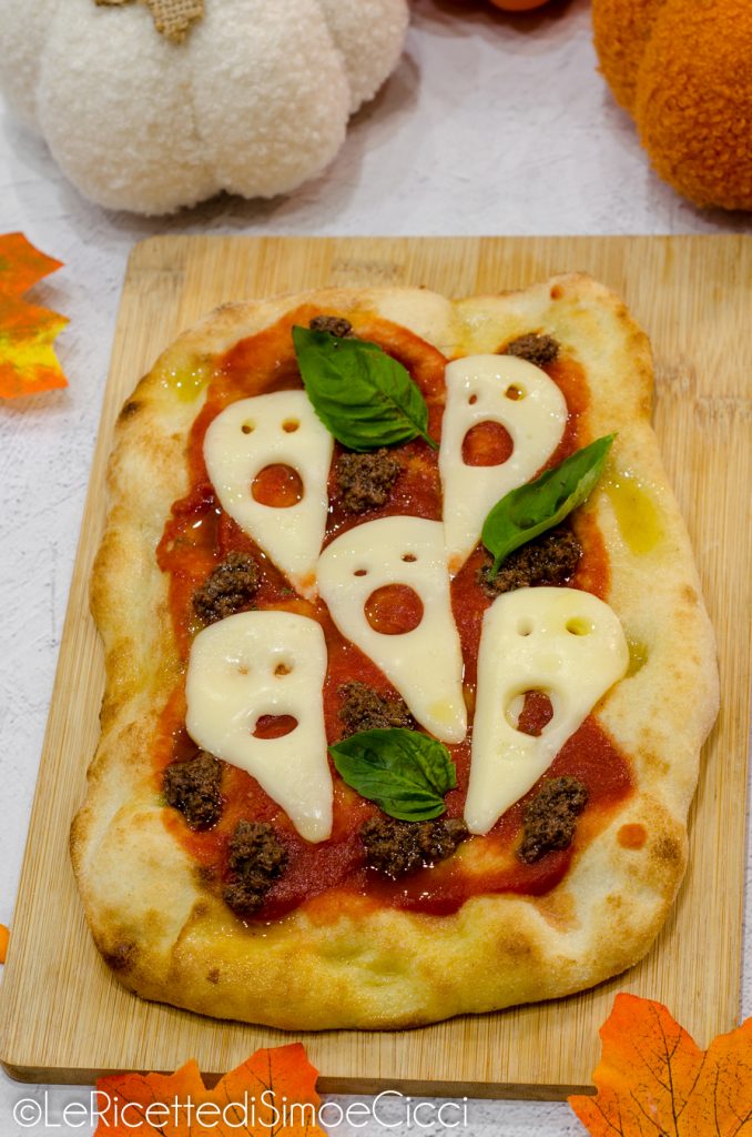 Pinsa de Halloween com fantasminhas de queijo