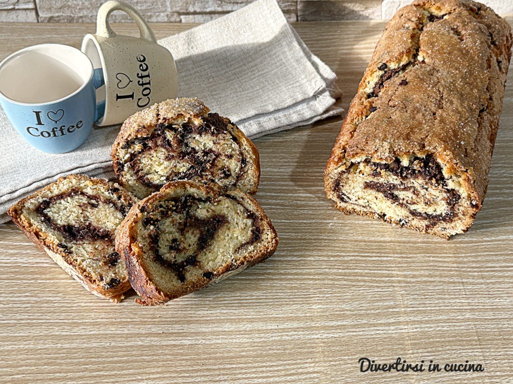 Plumcake de frolla recheado com Nutella e cream cheese, polvilhado com açúcar de confeiteiro, em prato de servir