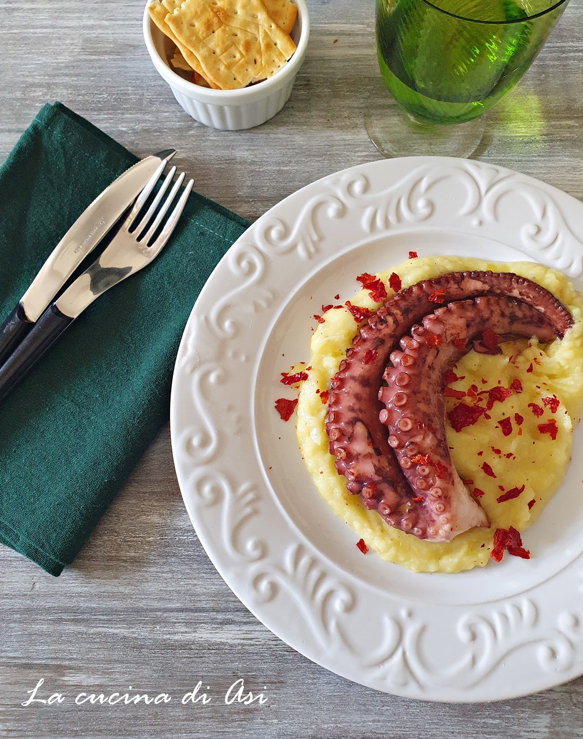 Polvo crocante com purê de batatas e pimentões cruschi