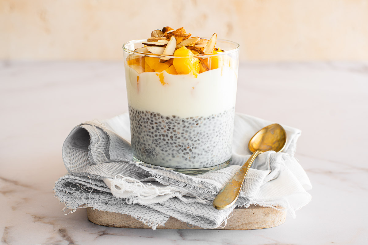 Pudim de chia com pêssegos e amêndoas