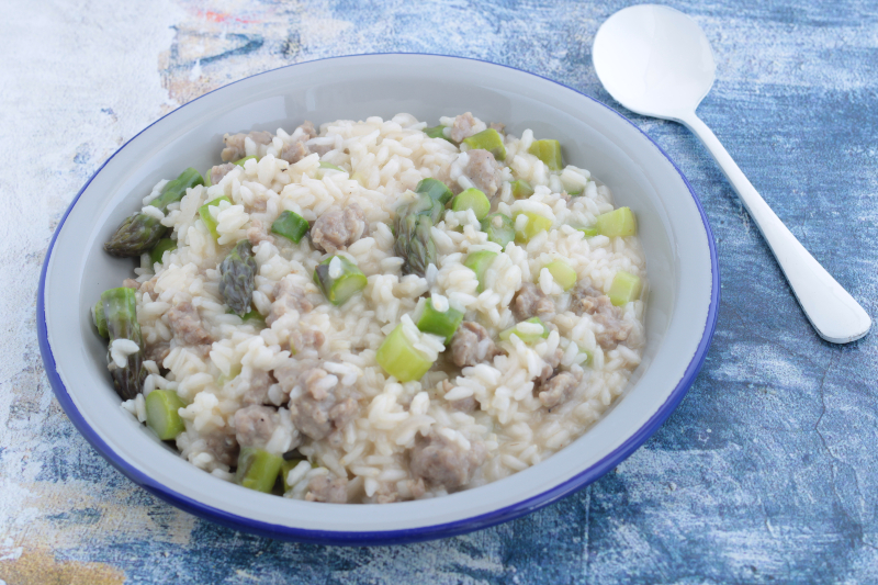 Risoto com linguiça e aspargos