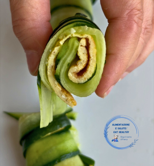 Rolo de pepino com omelete: a ideia de verão, leve e rápida