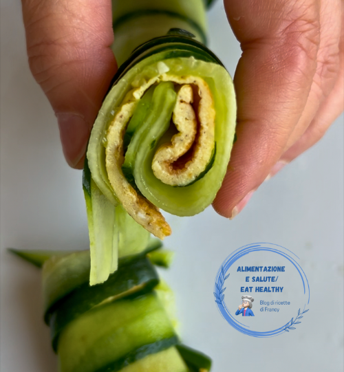 Rolo de pepino com omelete: a ideia de verão, leve e rápida