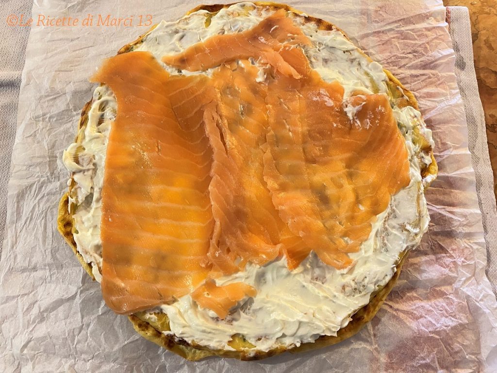 Rolo de salmão e queijo tipo cream cheese, recheio