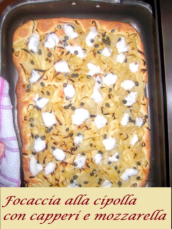 Focaccia de cebola com alcaparras e mozzarella